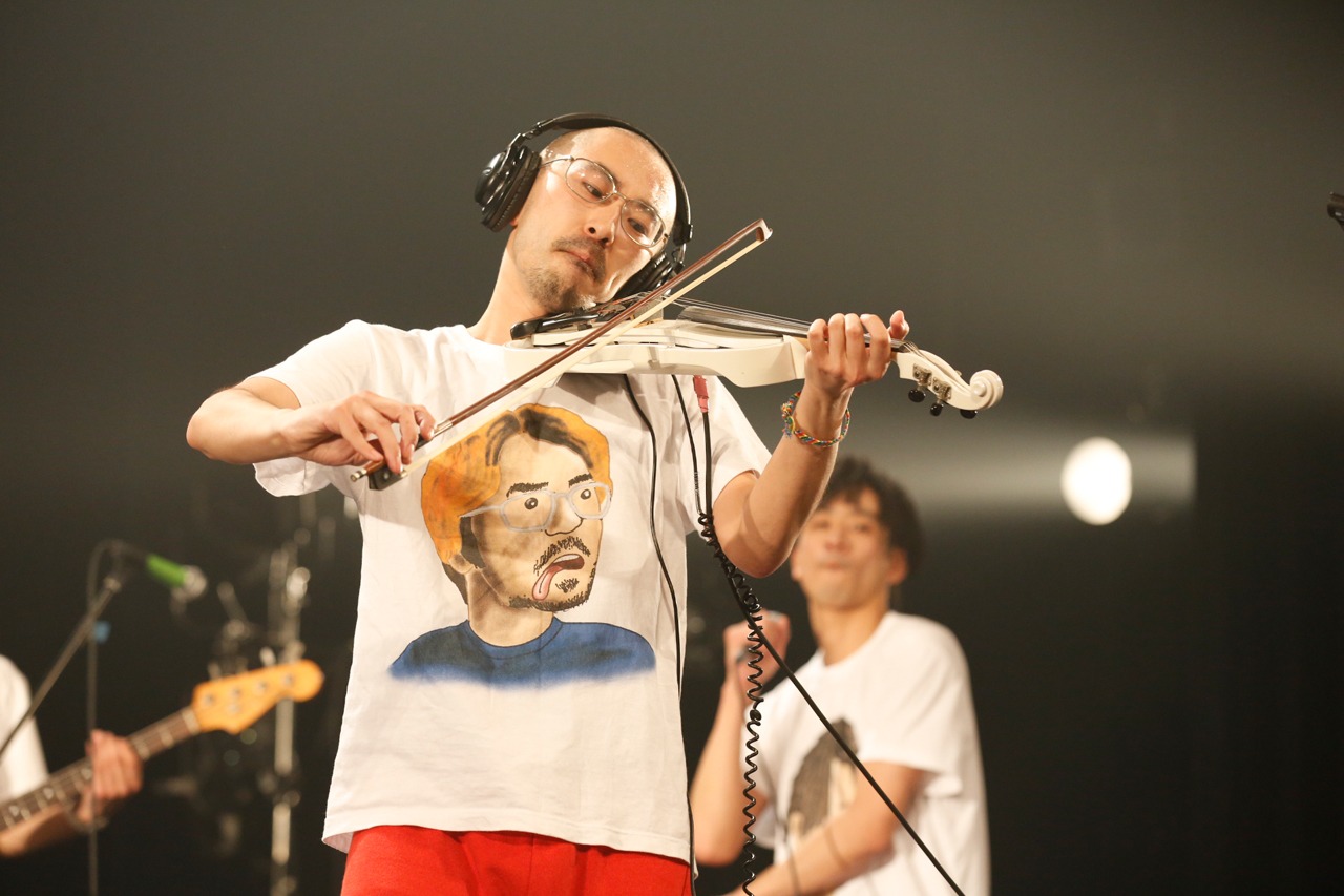 バイオリンを弾くうーちゃん。（Photo by 中島たくみ、のうだちなみ）