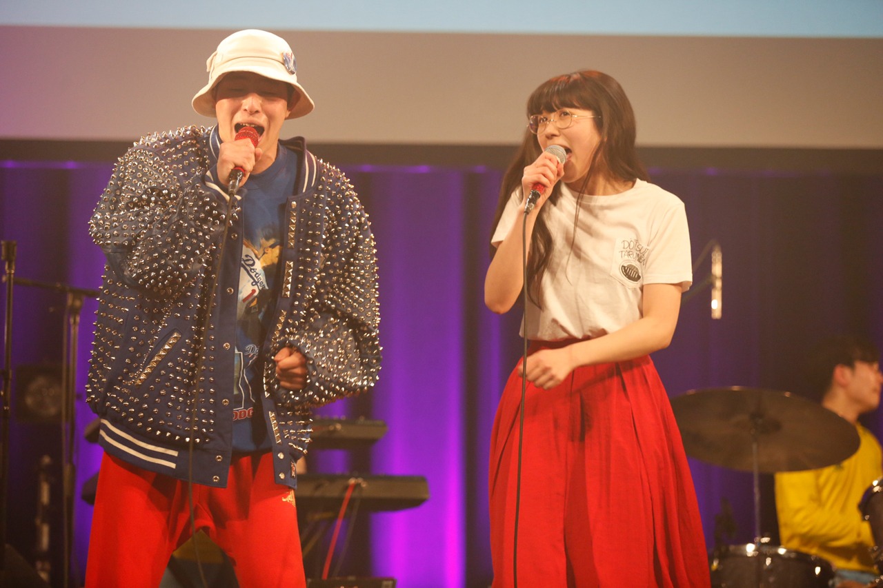 ワトソンとゲストボーカルの柴田聡子。（Photo by 中島たくみ、のうだちなみ）