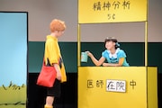 ブロードウェイミュージカル「きみはいい人、チャーリー・ブラウン」ゲネプロより、左から村井良大演じるチャーリー・ブラウン、高垣彩陽演じるルーシー。