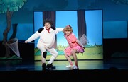 ブロードウェイミュージカル「きみはいい人、チャーリー・ブラウン」ゲネプロより、左から中川晃教演じるスヌーピー、田野優花演じるサリー。
