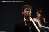 モメラス「薄闇、そこは散漫もしくは出口」より、左から曽田明宏、井神沙恵。