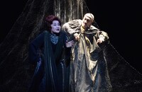 「エレクトラ」ゲネプロより、左から白石加代子演じるクリュタイメストラ、麿赤兒演じるアガメムノン。