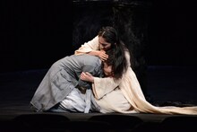 「エレクトラ」ゲネプロより、左から高畑充希演じるエレクトラ、仁村紗和演じるクリュソテミス。