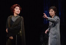 「エレクトラ」ゲネプロより、左から白石加代子演じるクリュタイメストラ、高畑充希演じるエレクトラ。