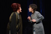 「エレクトラ」ゲネプロより、左から高畑充希演じるエレクトラ、白石加代子演じるクリュタイメストラ。