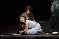 「エレクトラ」ゲネプロより、村上虹郎演じるオレステス（奥）、高畑充希演じるエレクトラ（前）。