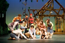 劇団四季 ファミリーミュージカル「嵐の中の子どもたち」より。（撮影：下坂敦俊）