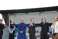 「劇団☆新感線『髑髏城の七人』 Season鳥」製作発表記者会見より。風船を見上げるキャストたち。