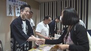 模擬店にて来場者と握手する尾上菊之助。（写真提供：NHK）