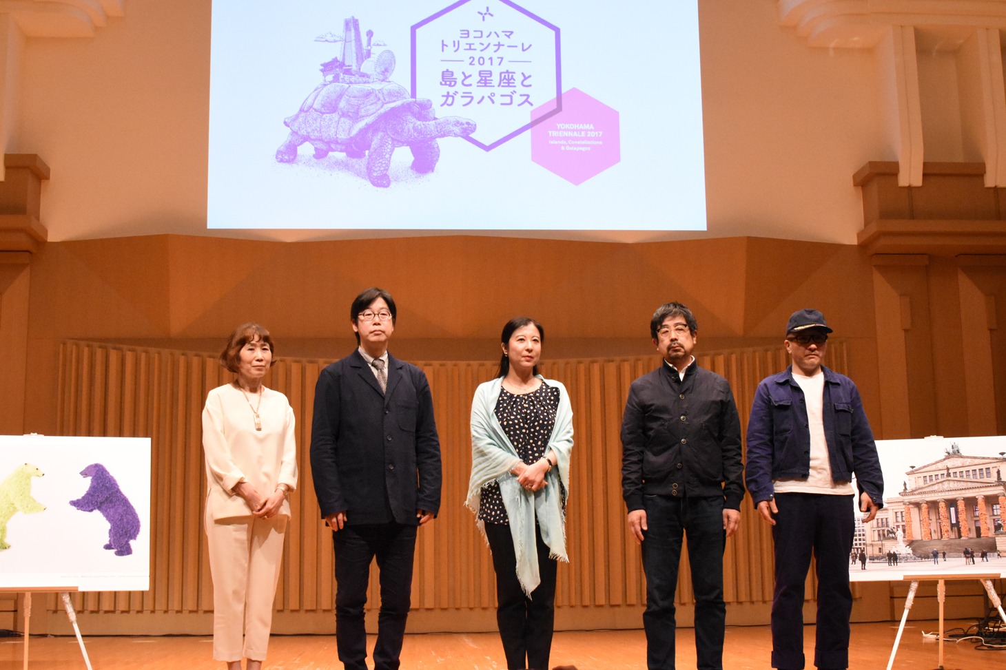 「ヨコハマトリエンナーレ2017 島と星座とガラパゴス」記者会見より。左から逢坂恵理子、柏木智雄、三木あき子、小沢剛、宇治野宗輝。