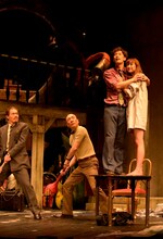 劇団四季「ブラックコメディ」より。檀上左 ブリンズリー役の萩原隆匡。（撮影：上原タカシ）