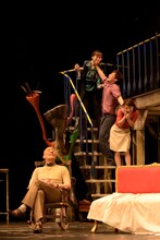 劇団四季「ブラックコメディ」より。階段上中央　ブリンズリー役の萩原隆匡。（撮影：上原タカシ）