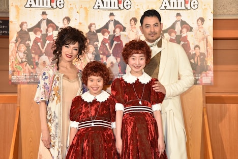 丸美屋食品ミュージカル「アニー」出演者。左からマルシア、野村里桜、会百花、藤本隆宏。(撮影:萬山昭祥)
