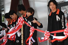 「ハイパープロジェクション演劇『ハイキュー!!』展」オープニングセレモニーより。オリジナルジャージをアピールする須賀健太（中央）。