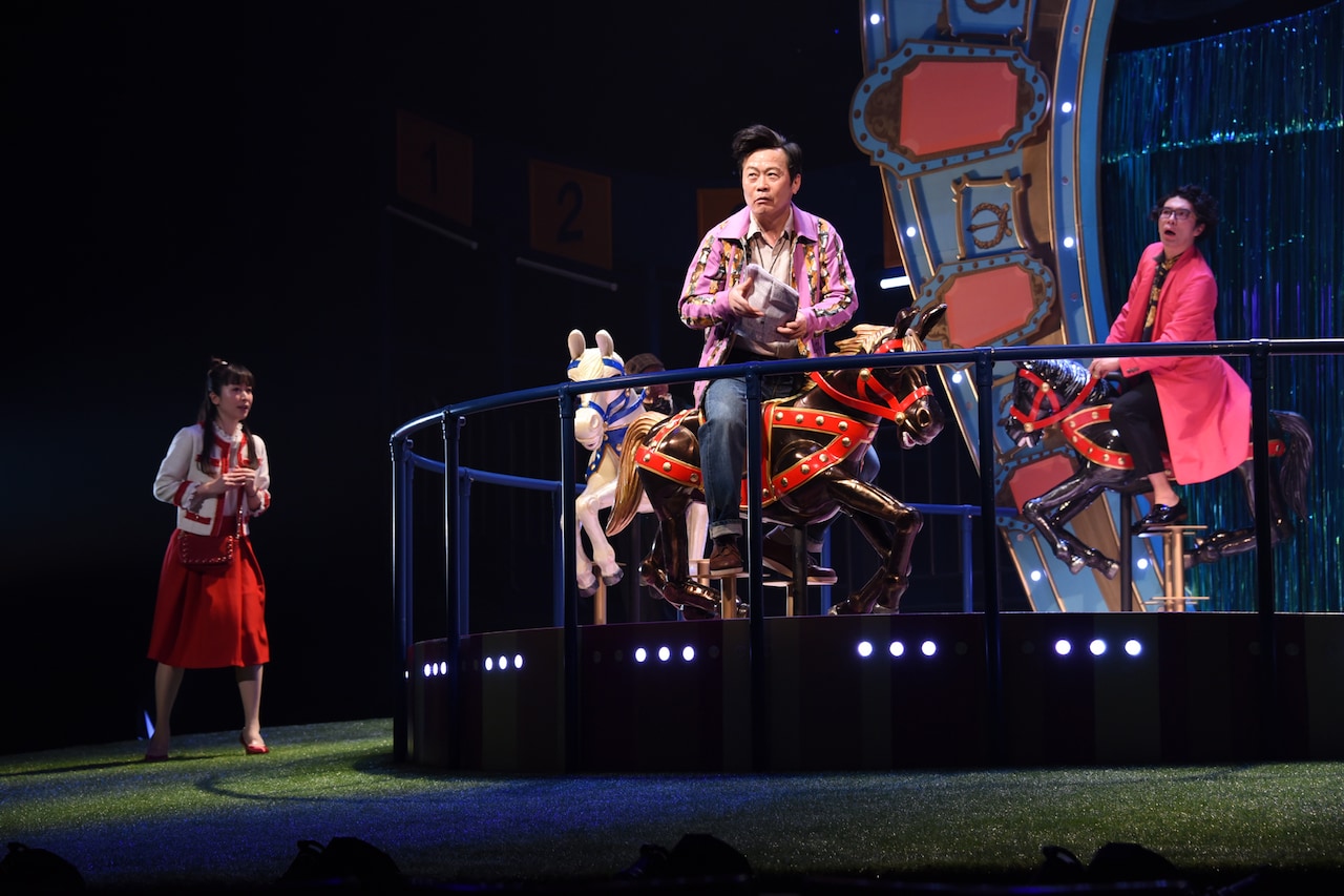 夜の競馬場に舞う馬券！「サクラパパオー」A.B.C-Z塚田、笑顔でアクロバット