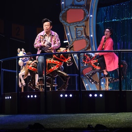 夜の競馬場に舞う馬券!「サクラパパオー」A.B.C-Z塚田、笑顔でアクロバット