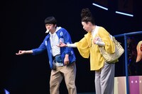 パルコ・プロデュース「サクラパパオー」公開舞台稽古より。左から市川しんぺー演じる横山一郎、広岡由里子演じる菅原幸子。