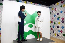 左から松田誠代表理事、笑顔で登場した加藤諒。