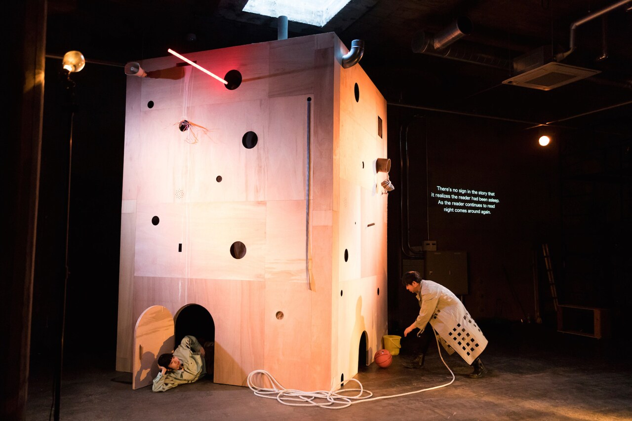 金氏徹平、2人「TOWER （Theater）より。（Photo by Hideto Maezawa）