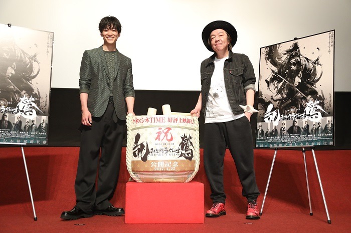 ゲキ×シネ最新作「2016年劇団☆新感線春興行 いのうえ歌舞伎《黒》BLACK『乱鶯（みだれうぐいす）』」公開記念舞台挨拶より、左から大東駿介、古田新太（撮影：田中亜紀）
