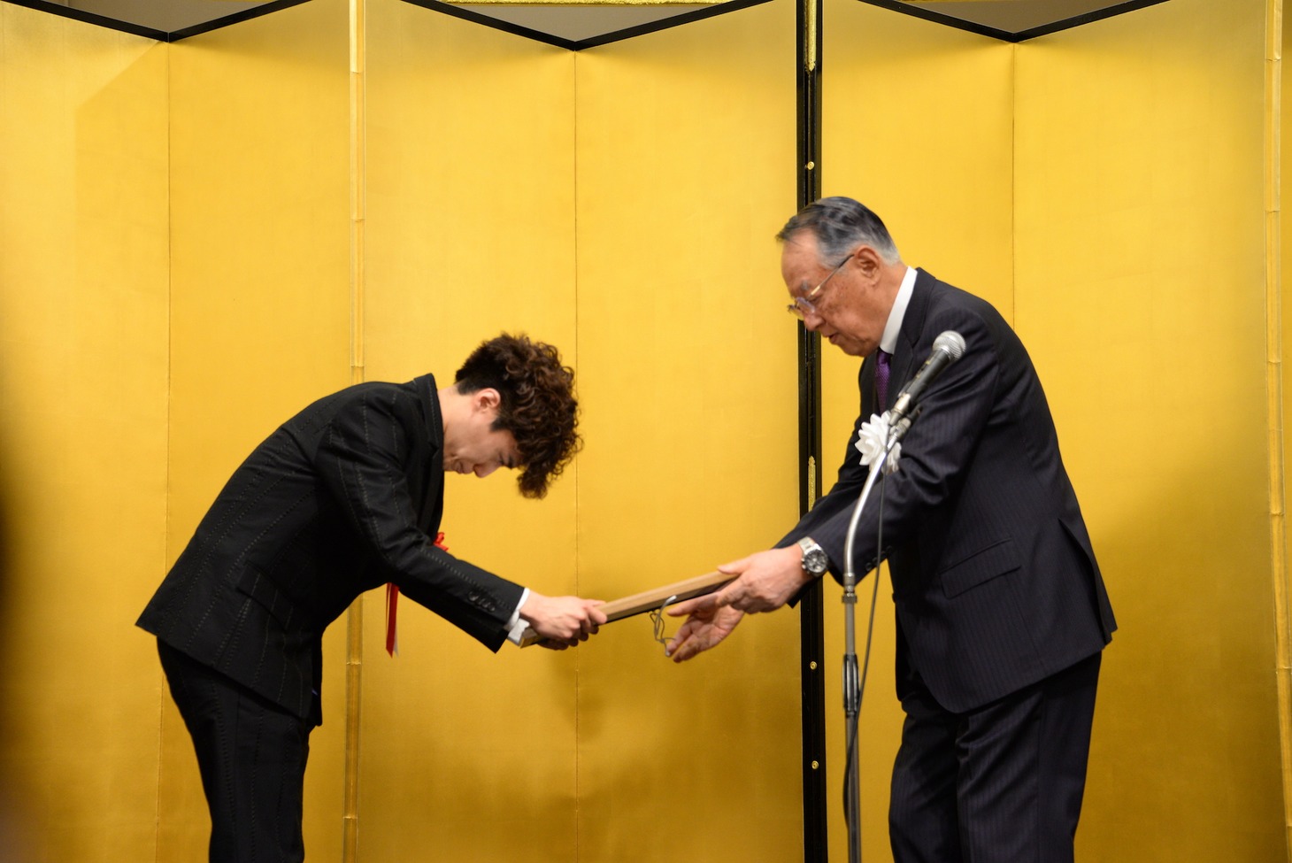 第42回菊田一夫演劇賞授賞式の様子。