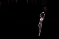 セルゲイ・ポルーニンによる「Take Me To Church」パフォーマンスの様子。（撮影：ハービー・山口）