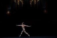 セルゲイ・ポルーニンによる「Take Me To Church」パフォーマンスの様子。（撮影：ハービー・山口）