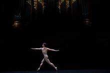 セルゲイ・ポルーニンによる「Take Me To Church」パフォーマンスの様子。（撮影：ハービー・山口）