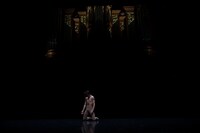 セルゲイ・ポルーニンによる「Take Me To Church」パフォーマンスの様子。（撮影：ハービー・山口）