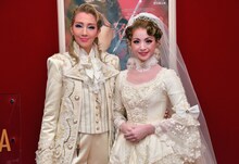 左から紅ゆずる、綺咲愛里。