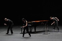 東京芸術劇場にて行われたローザス＆イクトゥス「時の渦―Vortex Temporum」ゲネプロより。（Photo:Arnold Groeschel）