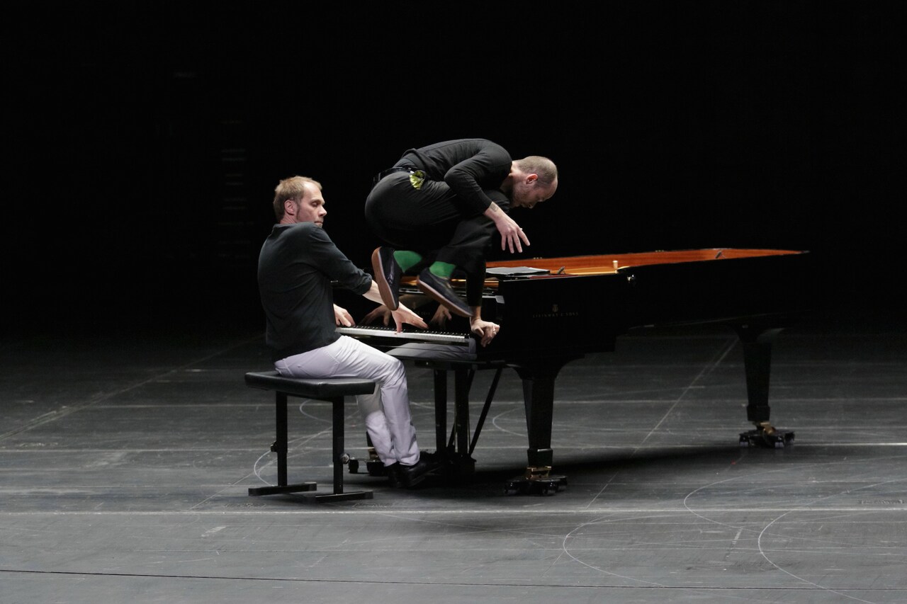 ローザス「時の渦」が本日開幕、7人のダンサーと7人のミュージシャンが競演