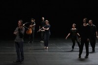 東京芸術劇場にて行われたローザス＆イクトゥス「時の渦―Vortex Temporum」ゲネプロより。（Photo:Arnold Groeschel）