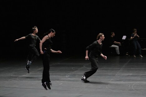 東京芸術劇場にて行われたローザス＆イクトゥス「時の渦―Vortex Temporum」ゲネプロより。（Photo:Arnold Groeschel）
