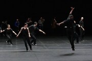 東京芸術劇場にて行われたローザス＆イクトゥス「時の渦―Vortex Temporum」ゲネプロより。（Photo:Arnold Groeschel）