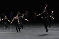 東京芸術劇場にて行われたローザス＆イクトゥス「時の渦―Vortex Temporum」ゲネプロより。（Photo:Arnold Groeschel）