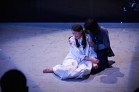 KAAT神奈川芸術劇場プロデュース「春のめざめ」ゲネプロより。（撮影：二石友希）