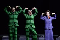 シアターコクーン・オンレパートリー2017「妄想歌謡劇『上を下へのジレッタ』」フォトコールより。左から小林タカ鹿、玉置孝匡、銀粉蝶。