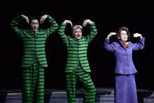 シアターコクーン・オンレパートリー2017「妄想歌謡劇『上を下へのジレッタ』」フォトコールより。左から小林タカ鹿、玉置孝匡、銀粉蝶。