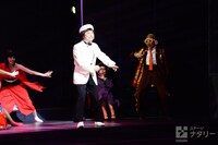 シアターコクーン・オンレパートリー2017「妄想歌謡劇『上を下へのジレッタ』」フォトコールより。写真中央左から浜野謙太、銀粉蝶、竹中直人。