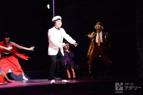 シアターコクーン・オンレパートリー2017「妄想歌謡劇『上を下へのジレッタ』」フォトコールより。写真中央左から浜野謙太、銀粉蝶、竹中直人。