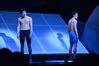 「男水！」ゲネプロより、左から宮崎秋人演じる篠塚大樹、安西慎太郎演じる藤川礼央。