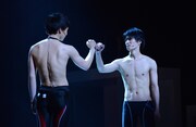 舞台「男水！」ゲネプロより、左から宮崎秋人演じる篠塚大樹、松田凌演じる榊秀平。