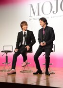 談笑するTAKAHIRO（左）と波岡一喜（右）。