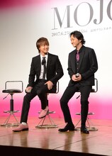 談笑するTAKAHIRO（左）と波岡一喜（右）。