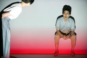 範宙遊泳「インザマッド(ただし太陽の下)」より。写真右奥、武谷公雄。(撮影:雨宮透貴)
