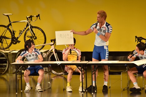 植田圭輔の誤字を指摘する滝川英治。