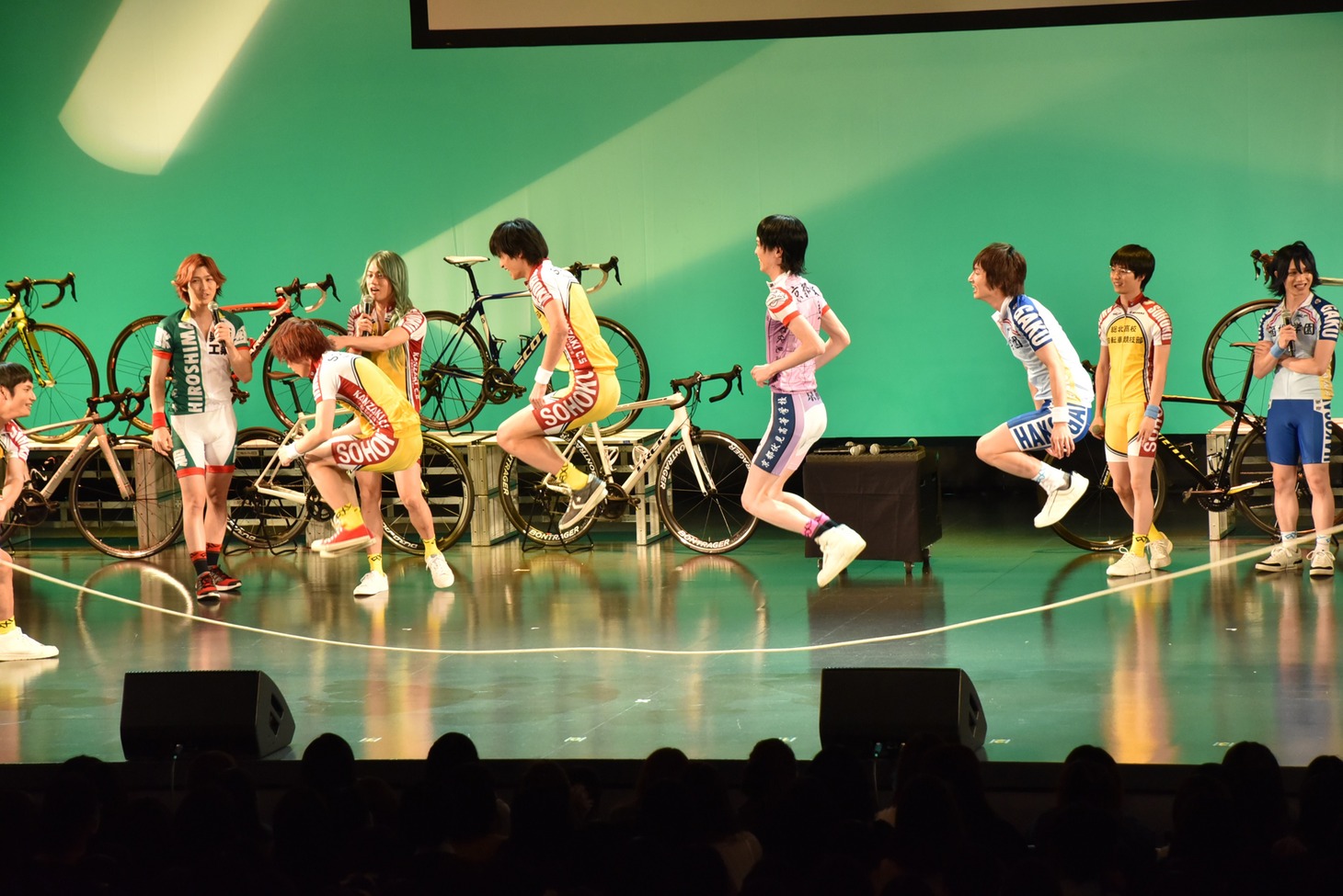 縄跳びに挑戦する深澤大河、木村達成、守屋光治、木戸邑弥。