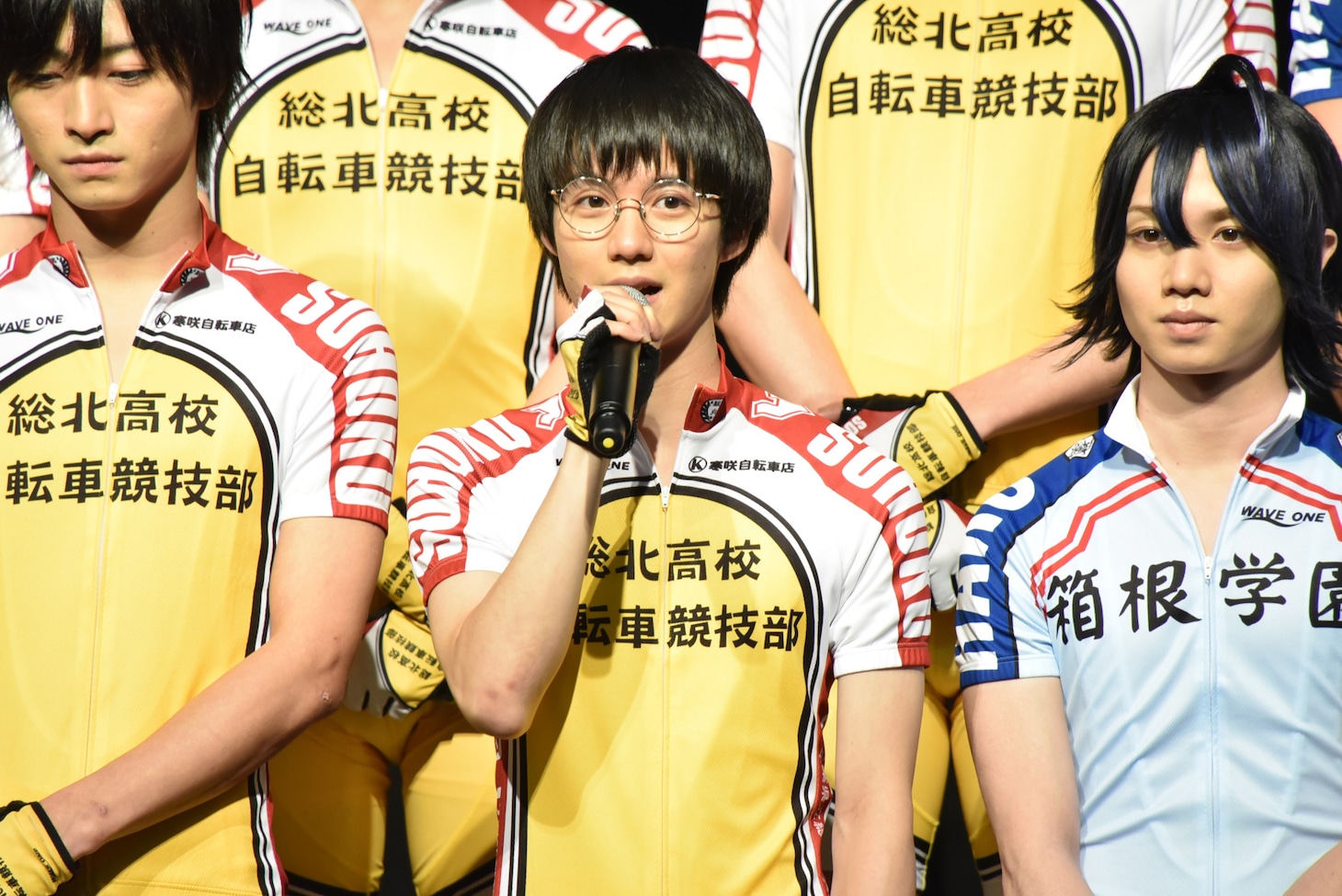小越勇輝（中央）