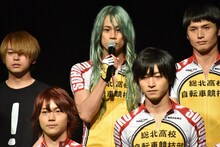 馬場良馬（中央）